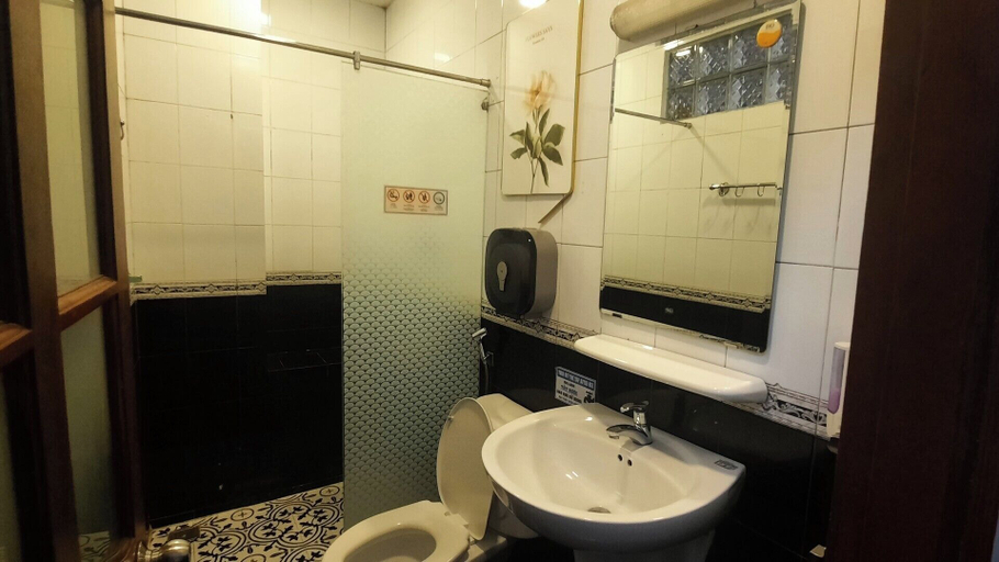 Bathroom 5, Long Hostel, District 1