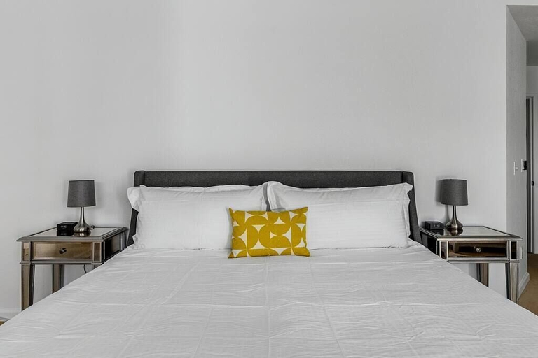 Room 5, Sunset House, Riverside