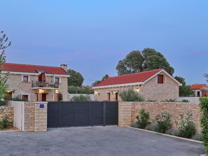 Exterior & Views 2, Villa in Prkos With Private Pool and Sea Nearby, Škabrnja
