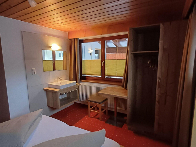 Bedroom 2, Apartment in Ski Paradise Near Trails, Imst