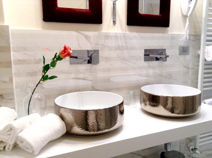 Bathroom 4, Hotel Palagi, Lucca
