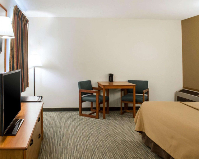 Bedroom 3, Econo Lodge Elkhart North, Elkhart