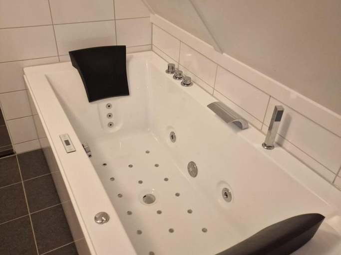 Bathroom 2, Holiday Home in Scherpenisse, Tholen