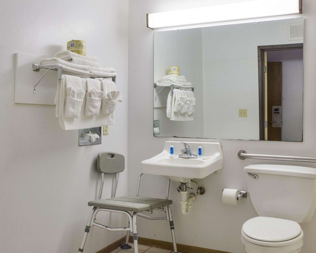 Bathroom 4, Rodeway Inn West Fargo Main Ave., Cass