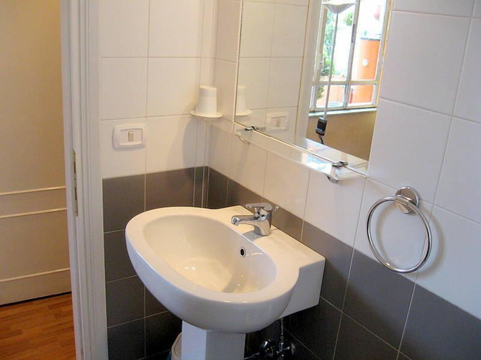 Bathroom 5, Luna B&B, Roma