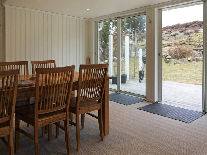 Dining 4, 4 Star Holiday Home in Nosund, Orust