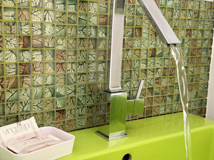 Bathroom 5, Vingt-Sept, Bari