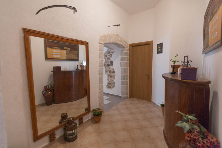 Bedroom 2, Royal House