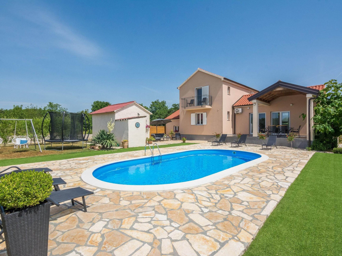 Sport & Beauty 1, Villa in Policnik with Private Pool, Poličnik