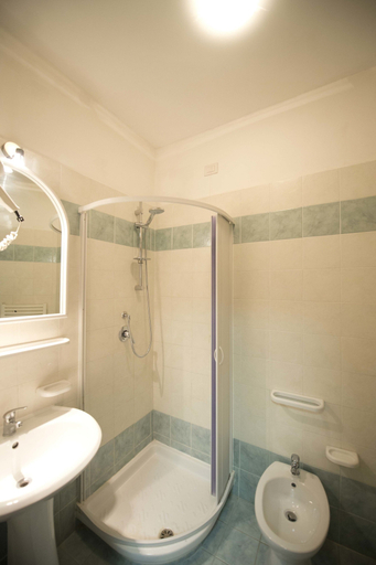 Bathroom 5, Maikol Family Guesthouse, Roma