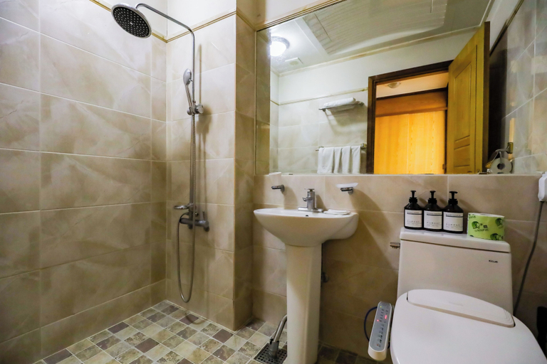 Bathroom 3, Newvera Hotel, Cheongju