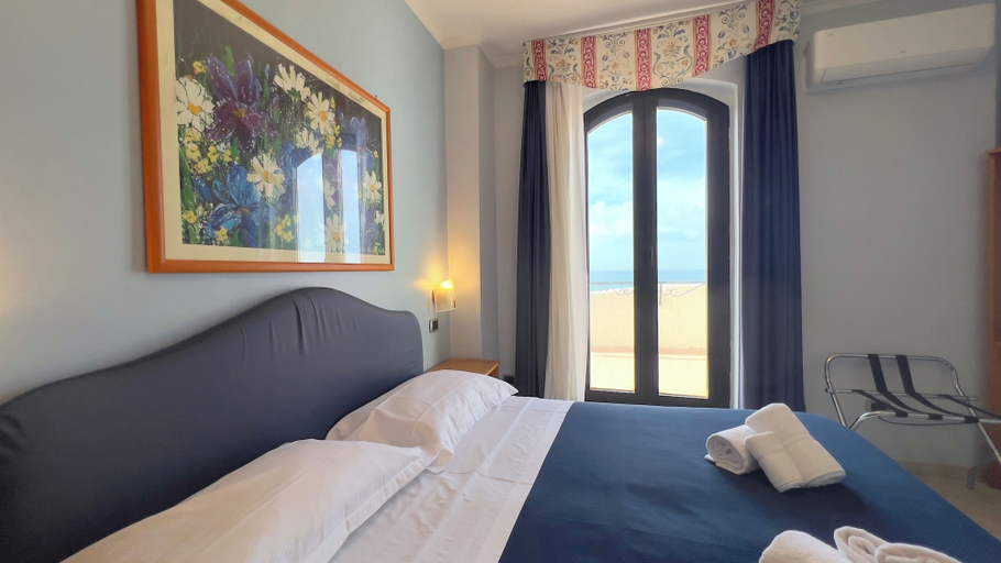 Bedroom 3, Bajamar Beach Hotel, Latina