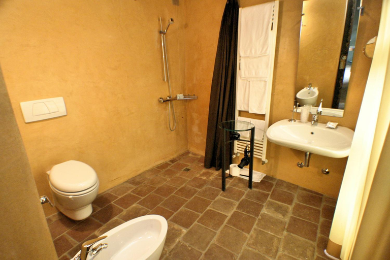 Bathroom, Le Case Della Saracca, Cuneo