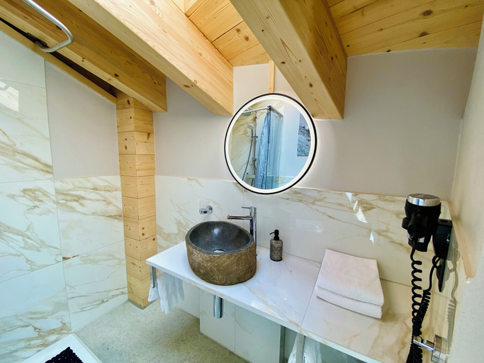 Bathroom 5, Peaky Riders Self Check-in Hotel, Visp