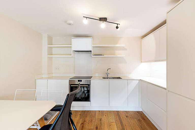 Others 5, Modern Apartment With Balcony, London
