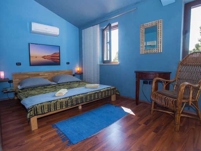 Bedroom 3, Adorable Holiday Home With Private Swimming Pool & Terrace, Višnjan
