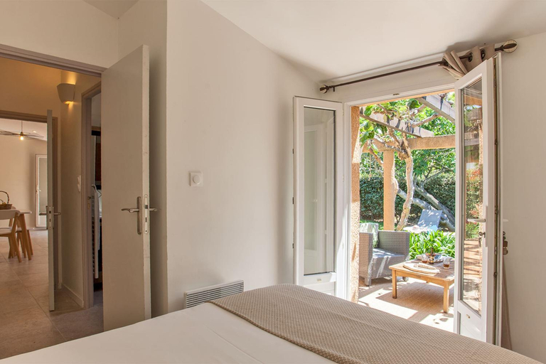 Bedroom 3, maison kiwi avec piscine chauffee terrasse jardin et bbq a Calvi, Haute-Corse