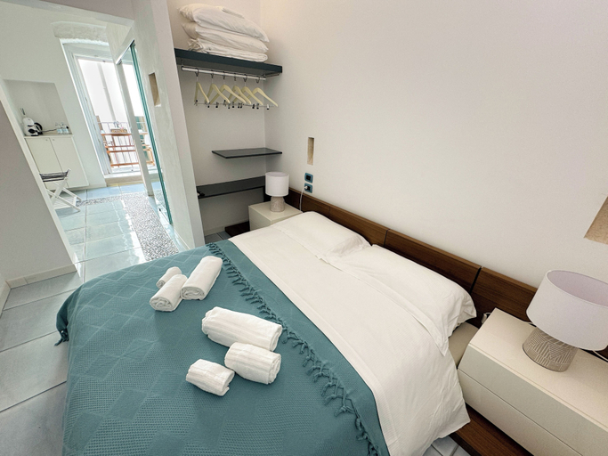 Bedroom 4, Vingt-Sept, Bari