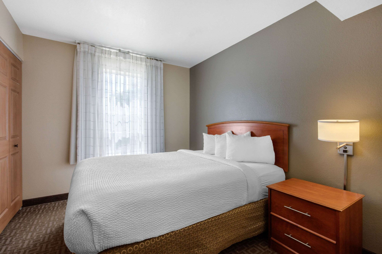 Bedroom 3, Suburban Studios Birmingham Homewood I-65, Jefferson