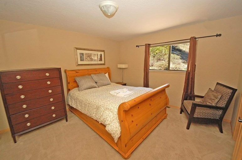Room 5, 3513 Pony Express 3 Bedroom Home by RedAwning, El Dorado
