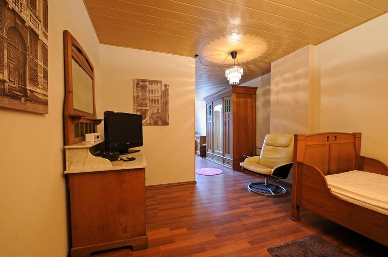 Bedroom 3, Hotel Reuter, Lahn-Dill-Kreis