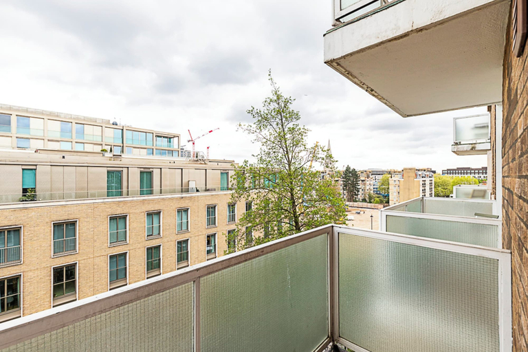 Others 4, Modern Apartment With Balcony, London
