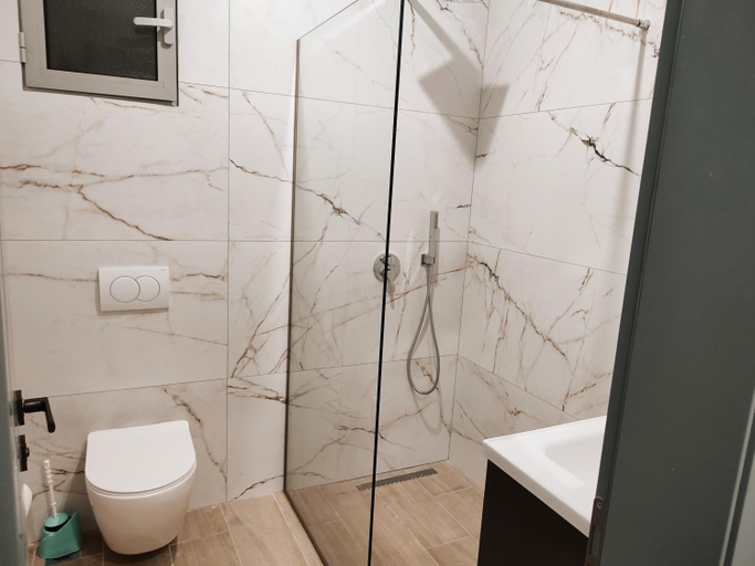Bathroom 5, Petros rooms, Vlorës