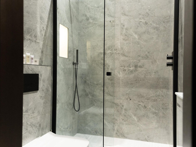 Bathroom 4, Discover Angel Central Two Bedroom by Belvilla, London