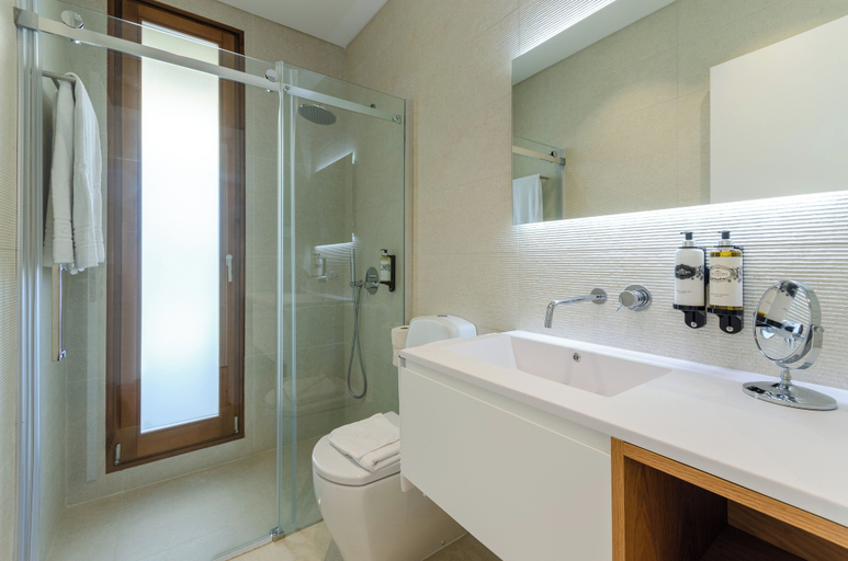 Bathroom 5, West Cliffs Ocean & Golf Resort, Óbidos