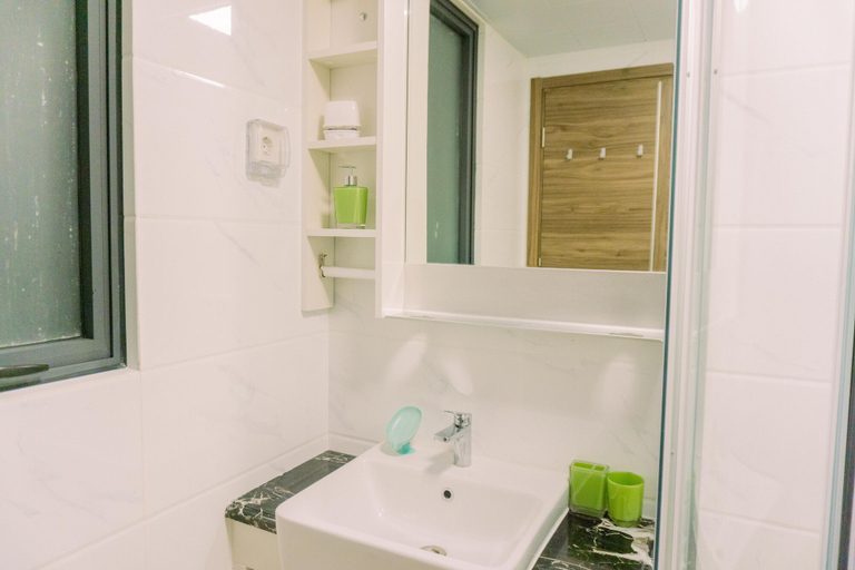 Bathroom 4, Comfort And Modern Look 3Br Sky House Bsd Apartment, South Tangerang