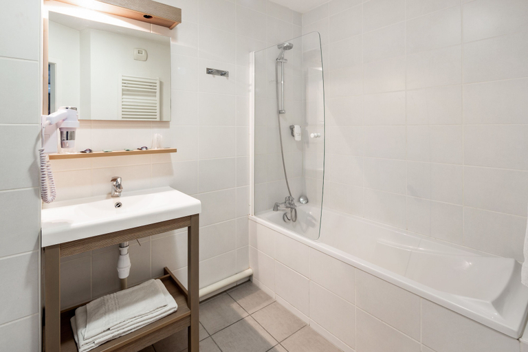 Bathroom 4, Appart'City Confort Mulhouse, Haut-Rhin