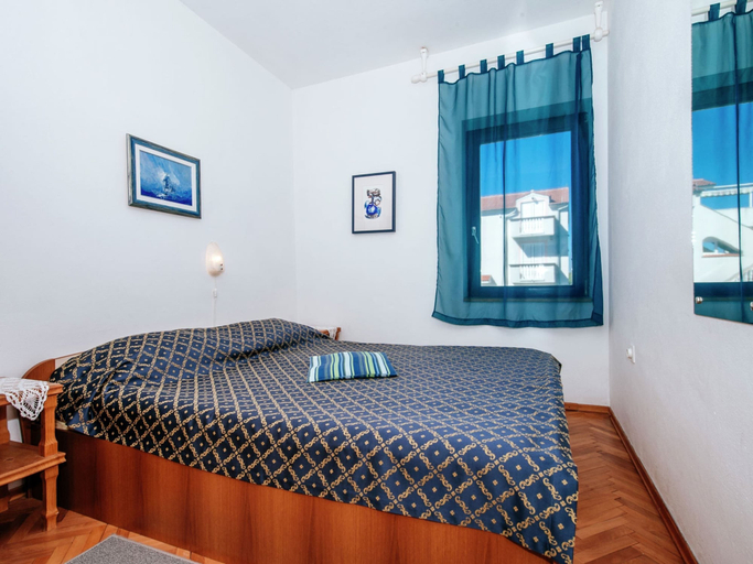 Bedroom 2, Spacious First Floor Accomodation With 2 Apartments, Near the Beach, Pakoštane