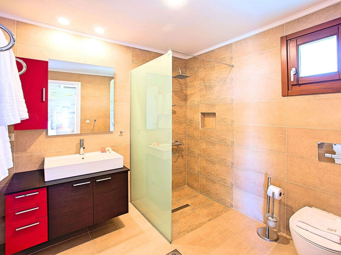 Bathroom 4, Luxurious Villa With Swimming Pool in Kavallos Greece, Crete