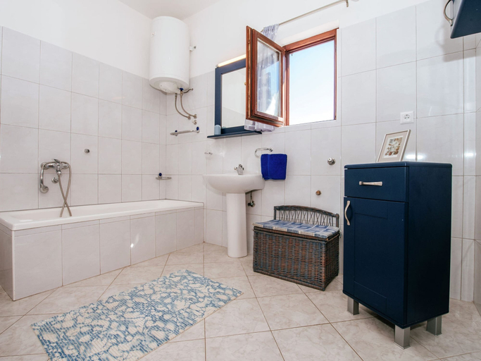 Bathroom 3, Spacious First Floor Accomodation With 2 Apartments, Near the Beach, Pakoštane