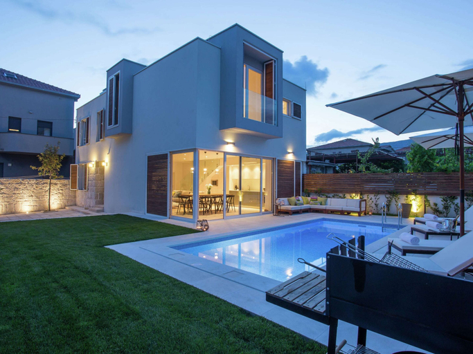 Sport & Beauty 1, Luxurious Villa with Private Pool and Garden, Kaštela