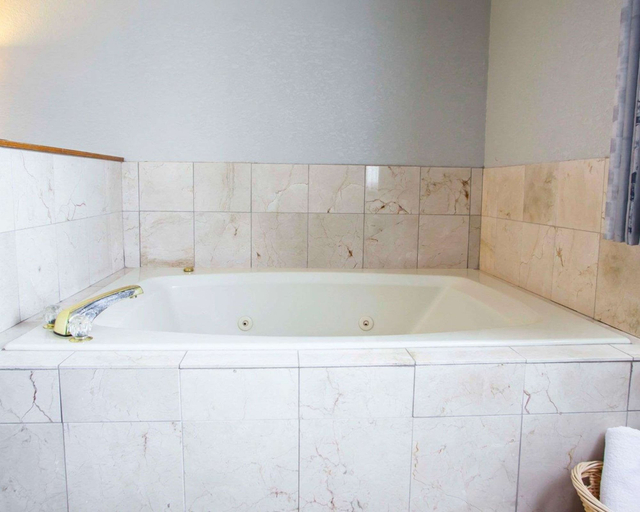Bathroom 4, Quality Inn & Suites Ankeny - Des Moines, Polk