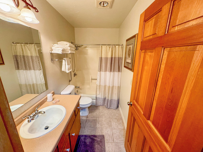Bathroom 4, Settlement Inn & Lavender Spa, Door