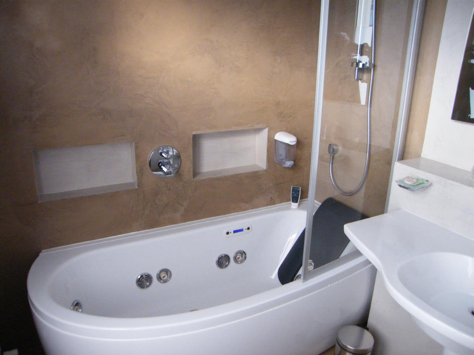Bathroom 2, CIT'HOTEL Saint-Pierre, Calvados