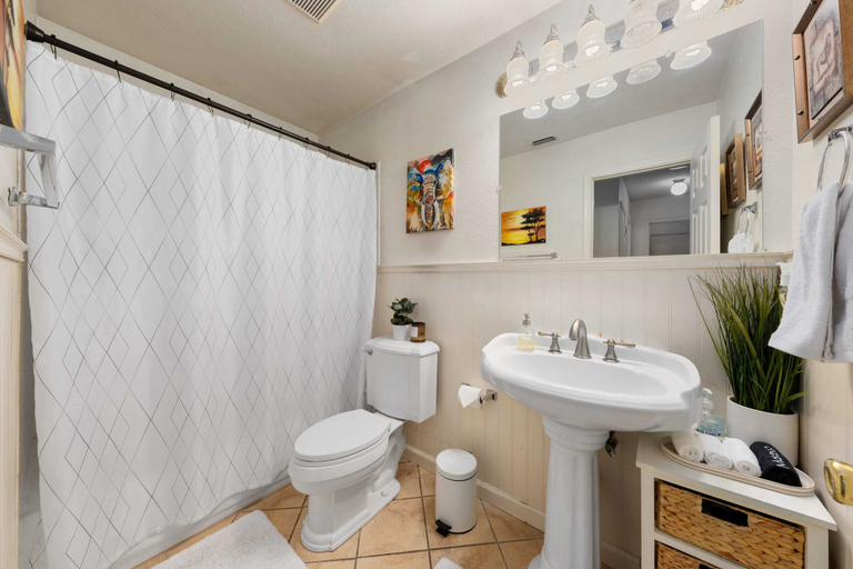 Room 1, Delightful Home w Fireplace Patio Fire Pit, Sacramento