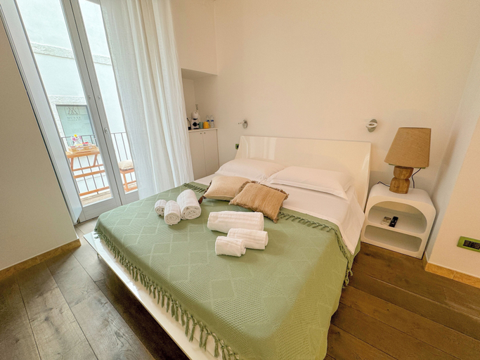 Bedroom 2, Vingt-Sept, Bari