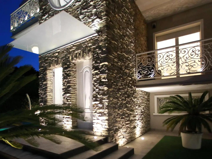 Exterior & Views
