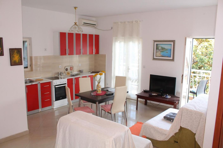 2, Apartments Iris