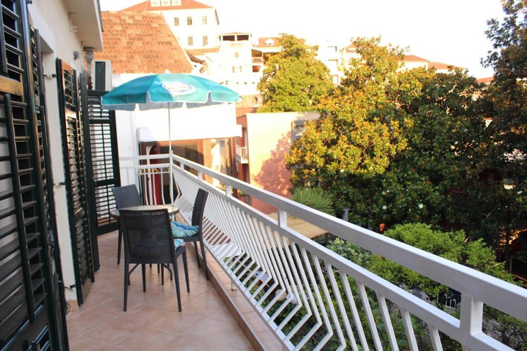 4, Apartments Iris