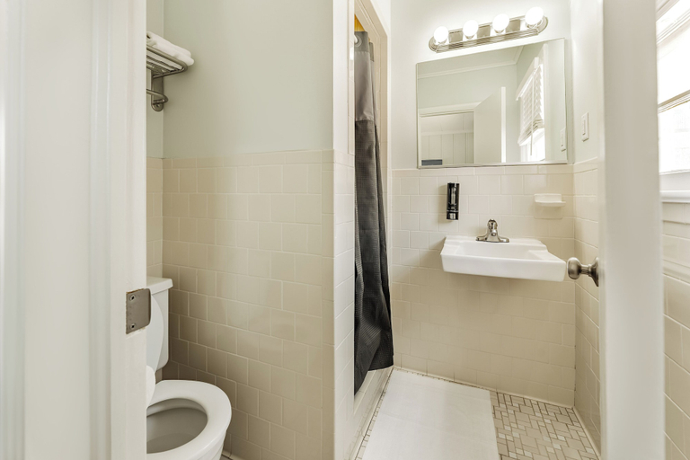 Bathroom 3, Mia's Boutique Hotel, Dare
