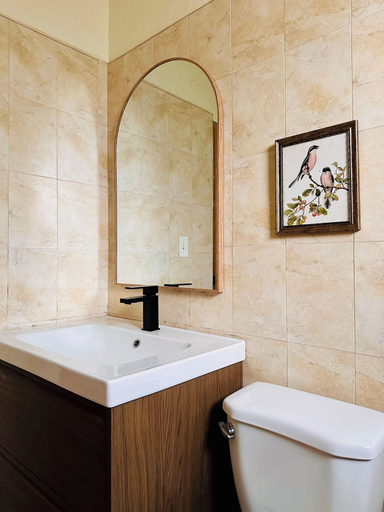 Bathroom 4, Sonsoleá Host
