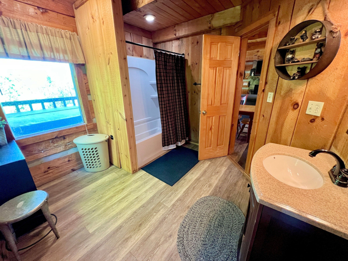 Bathroom 2, Bearadise Found 2 Bedroom Cabin by RedAwning, Sevier
