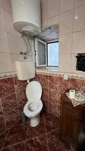 Bathroom 3, Royal House