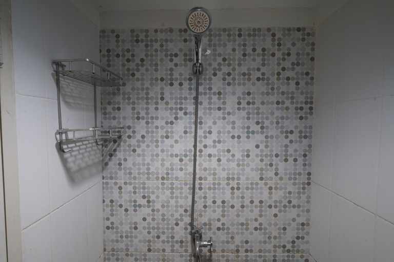Bathroom 3, Capital O 93959 Apartement Gateway Cicadas By MG Property, Bandung