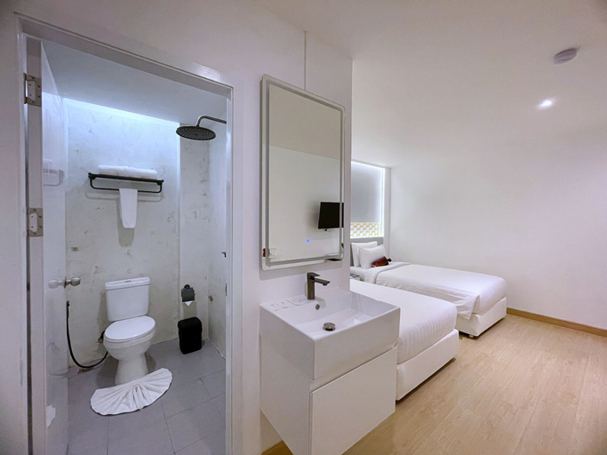 Bathroom 13