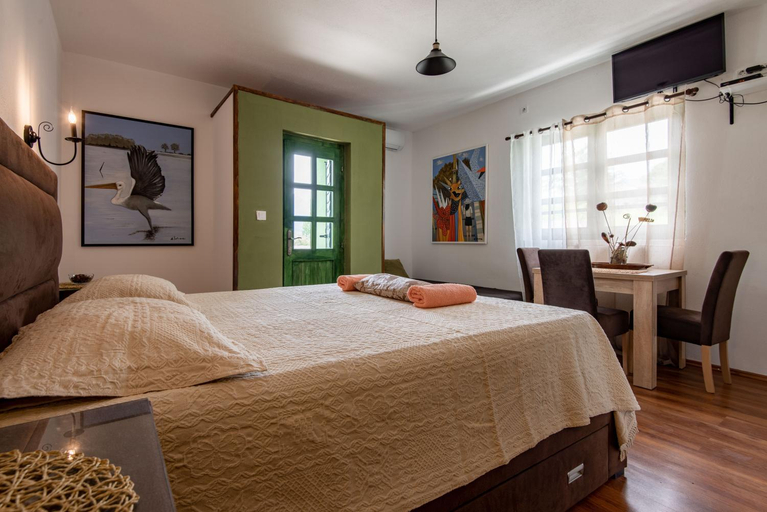 Others 4, Apartments Miona
